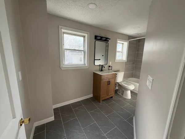 $2,200 | 18 Meadow Street, Unit 2, Taunton, MA 02780