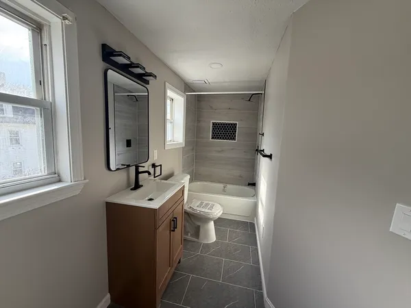 $2,200 | 18 Meadow Street, Unit 2, Taunton, MA 02780