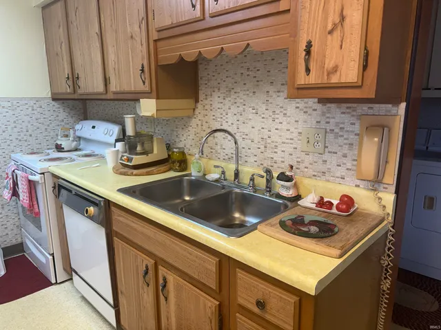 $128,000 | 1109 South Monroe Street, Hartford City, IN 47348