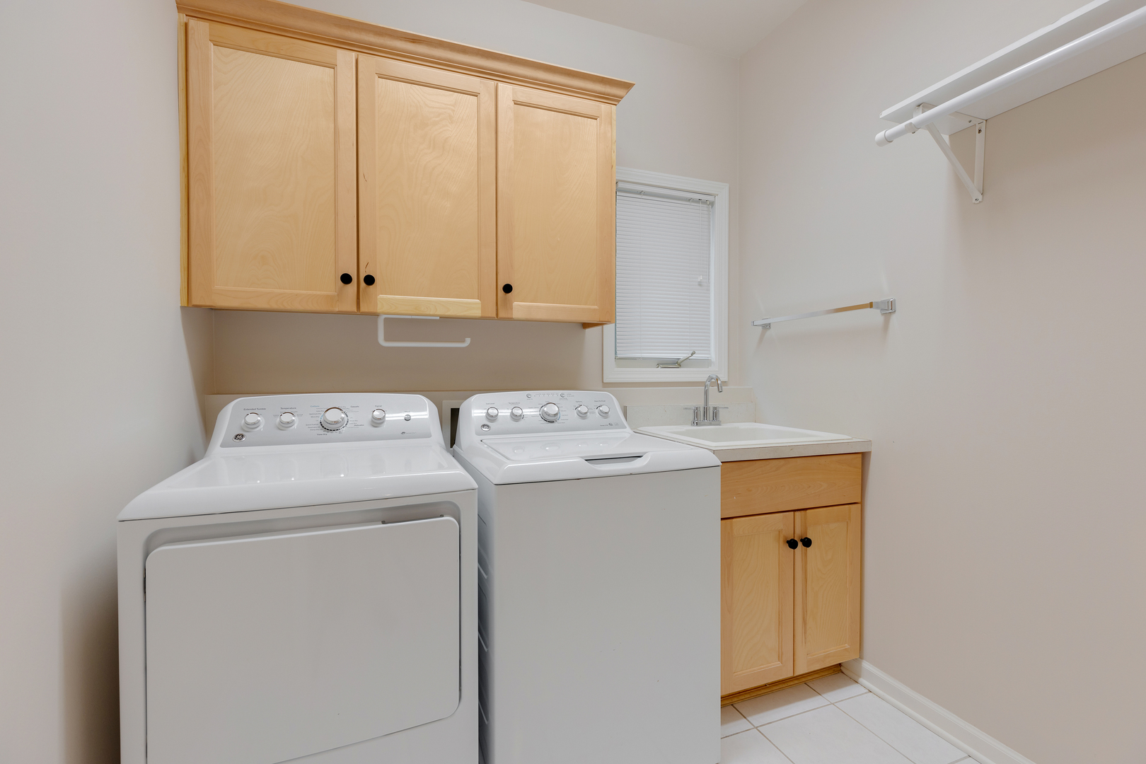 835 Longview Court Sugar Grove, IL 60554 - Photo 28 of 32 a utility room with dryer and washer