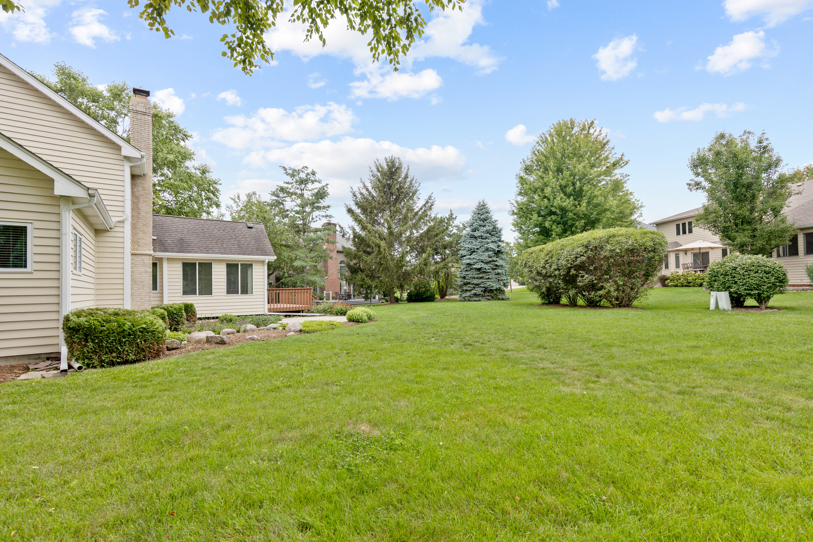 835 Longview Court Sugar Grove, IL 60554 - Photo 29 of 32 a front view of a house with garden