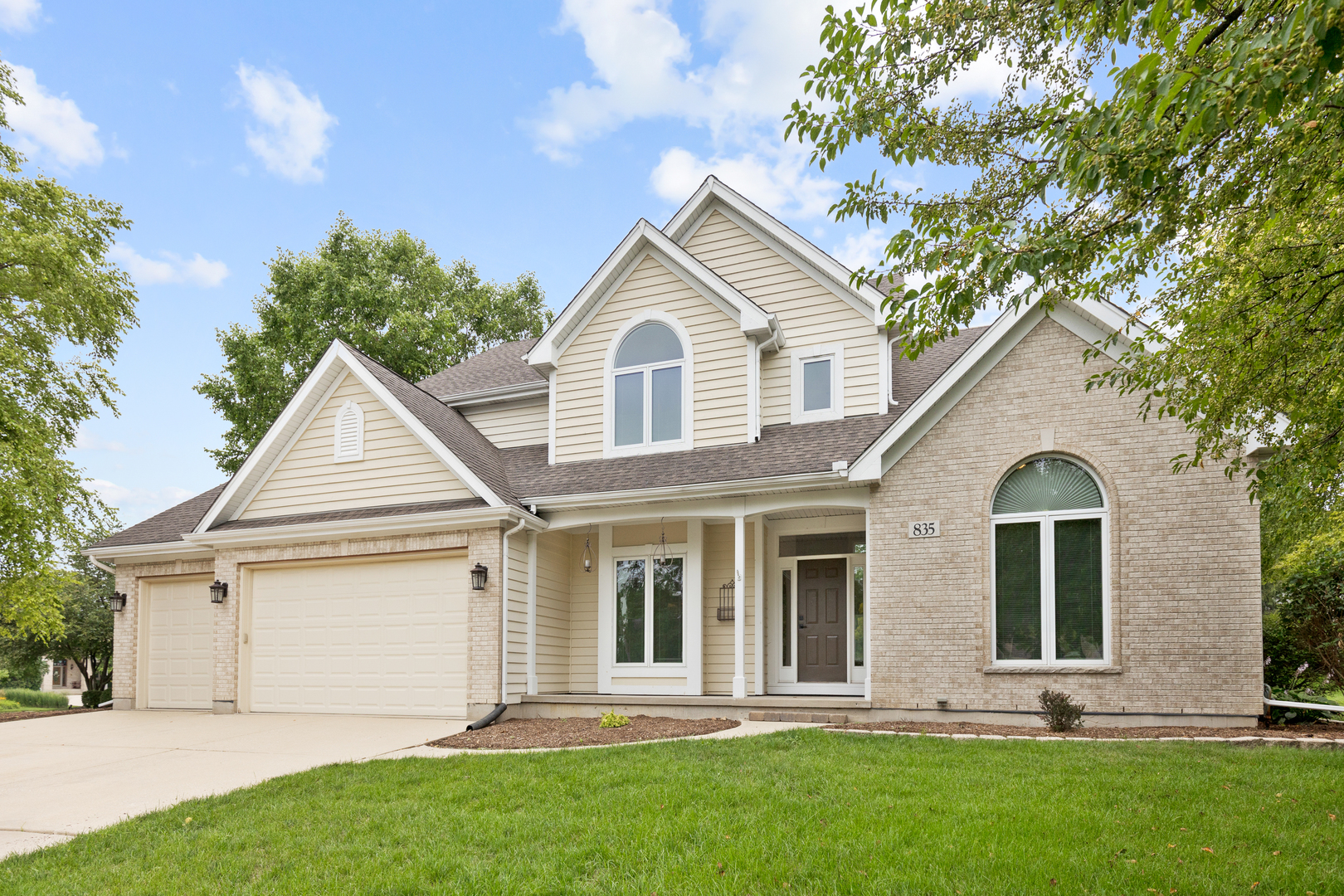 835 Longview Court Sugar Grove, IL 60554 - Photo 31 of 32 front view of a house with a yard