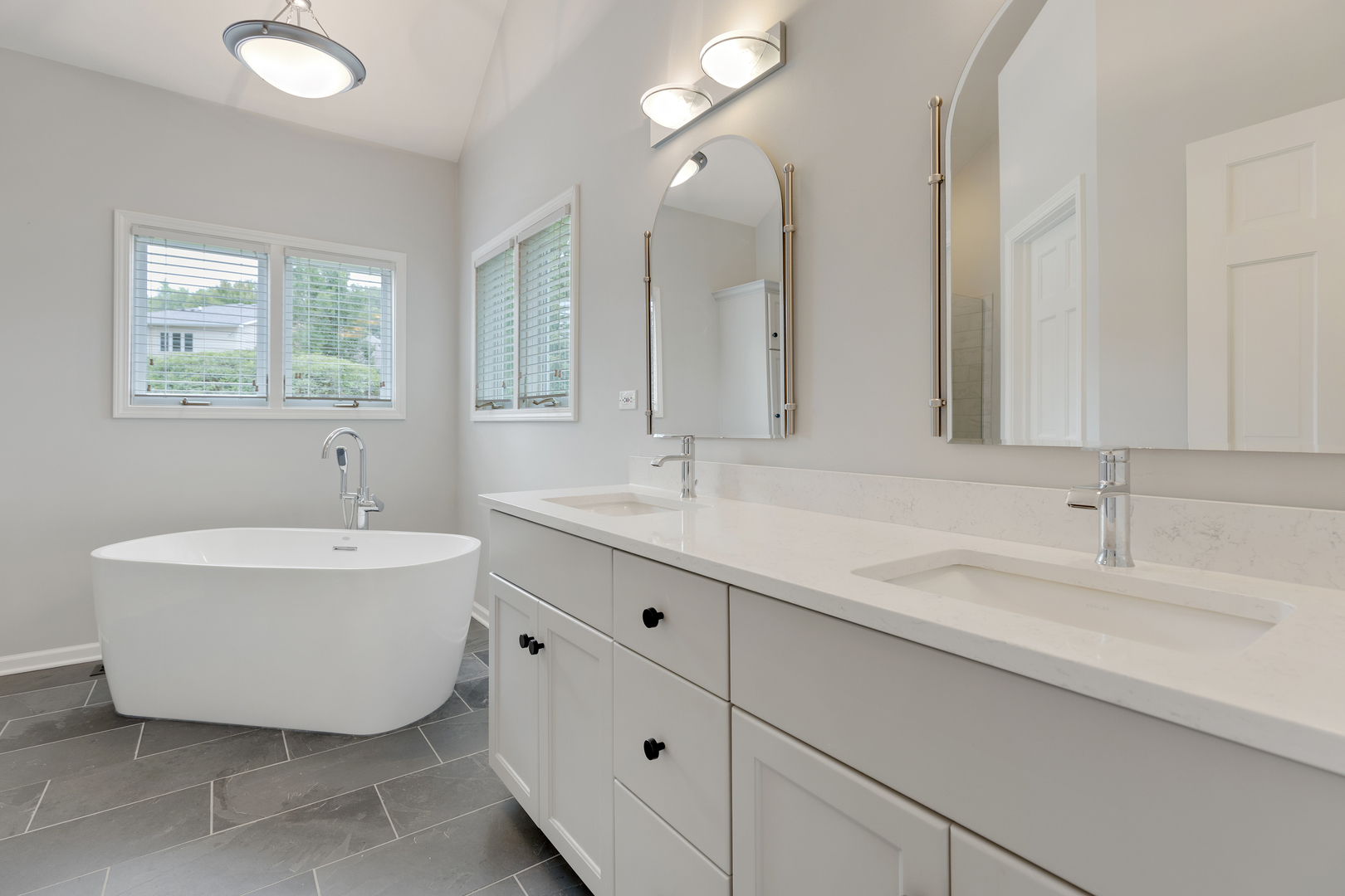 835 Longview Court Sugar Grove, IL 60554 - Photo 5 of 32 a bathroom with a sink and a bathtub