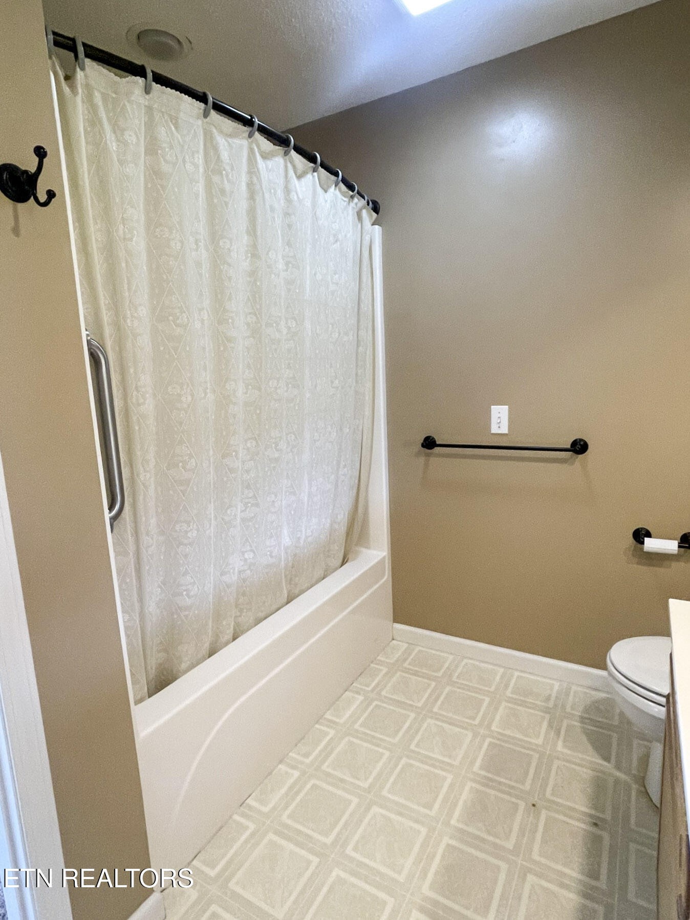 299 Jesse Loop Crossville, TN 38555 - Photo 17 of 32 a bathroom with a shower and a tub