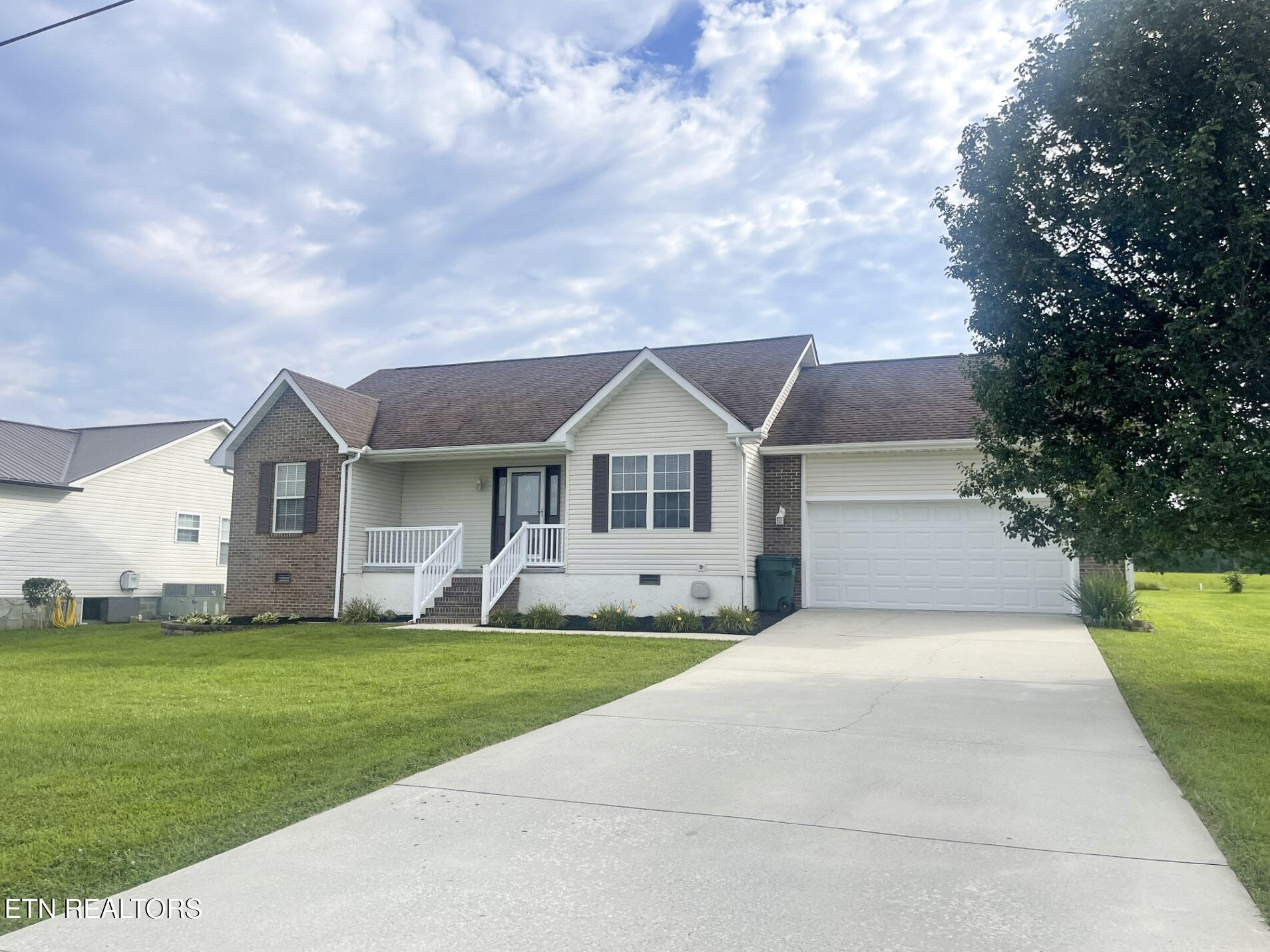 299 Jesse Loop Crossville, TN 38555 - Photo 4 of 32 a front view of house with yard and green space