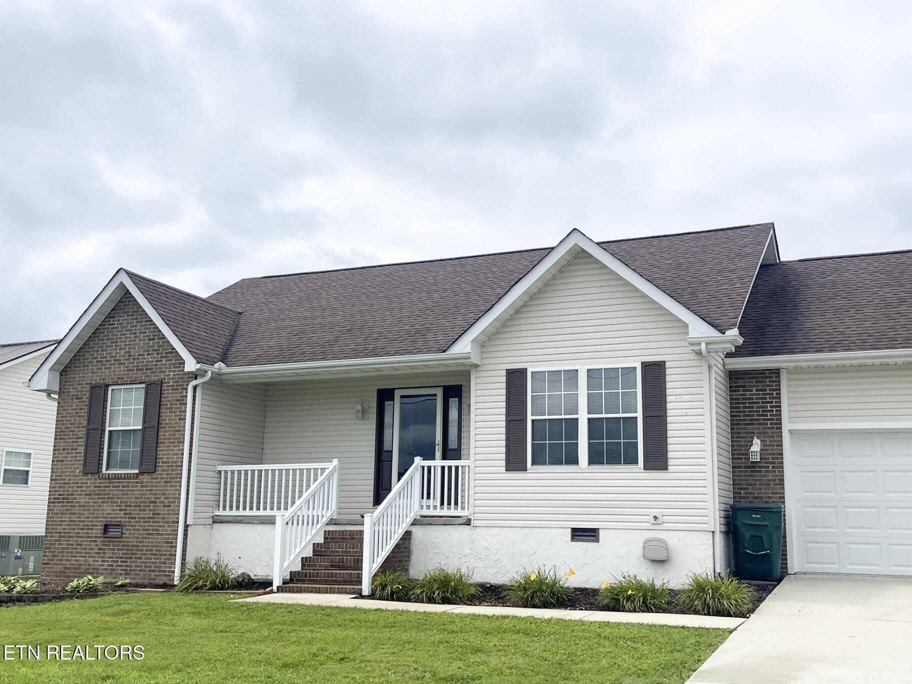 299 Jesse Loop Crossville, TN 38555 - Photo 5 of 32 a front view of house with yard and green space