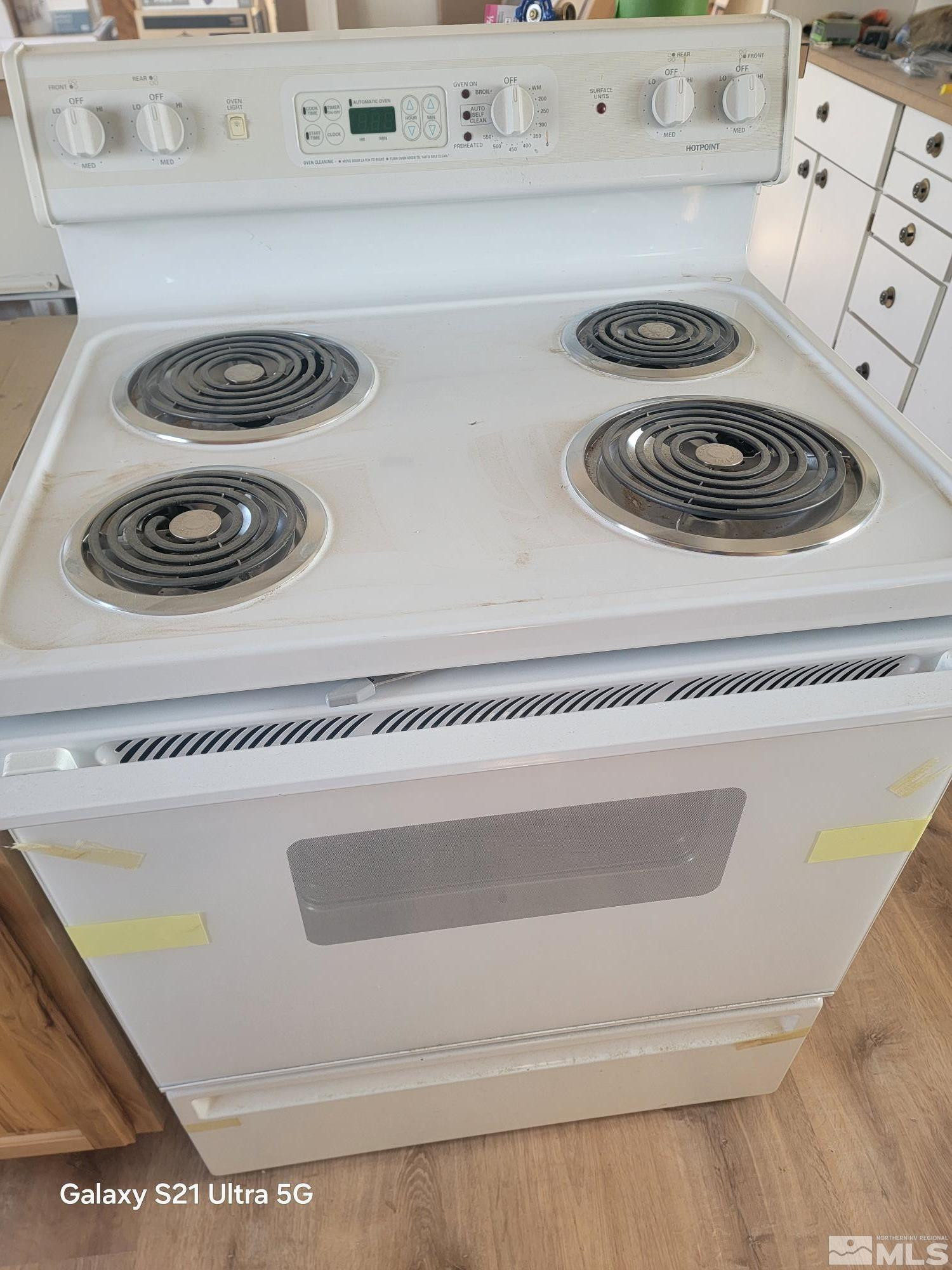 3205 Citrus Street Silver Springs, NV 89429 - Photo 7 of 15 a close view of stove