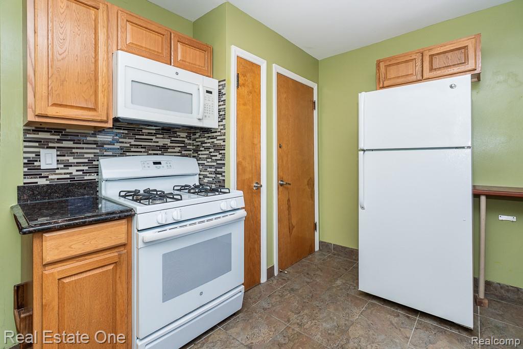 8272 Racine Road Warren, MI 48093 - Photo 13 of 46