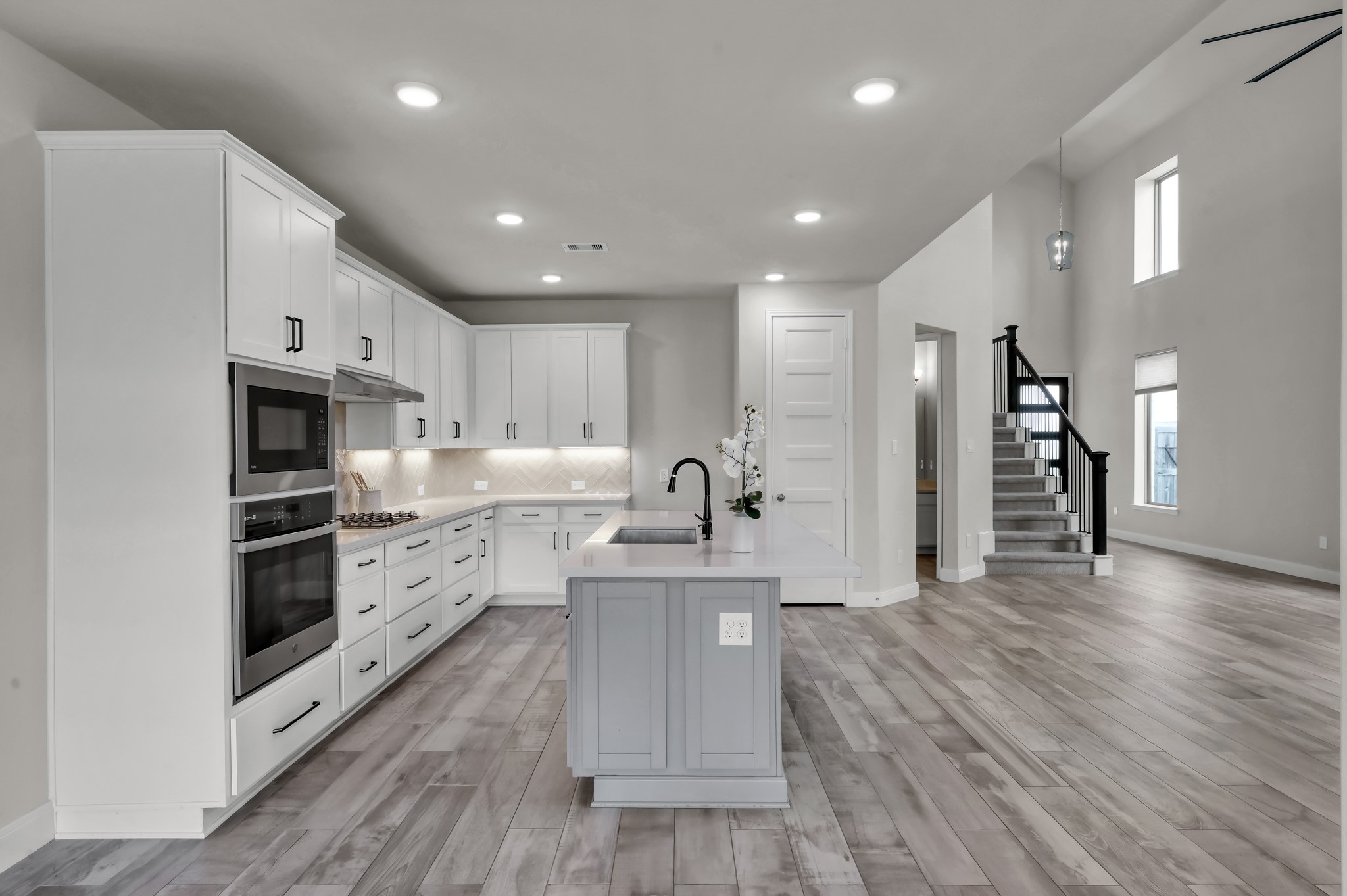 550 Chestnut Reef Court Conroe, TX 77304 - Photo 13 of 46 Open-concept kitchen and living space with modern finishes throughout.