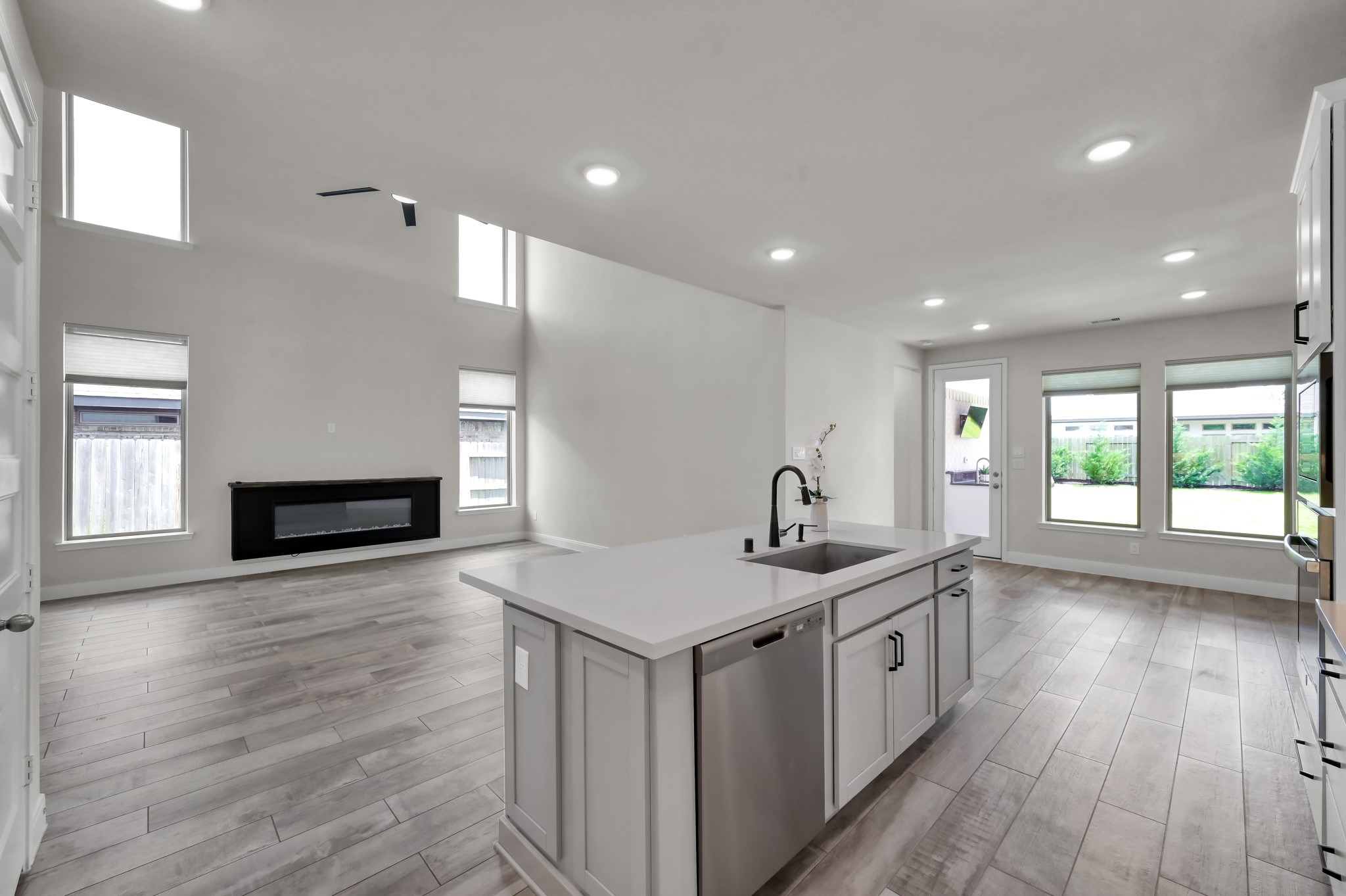 550 Chestnut Reef Court Conroe, TX 77304 - Photo 15 of 46 Kitchen overlooks spacious living area with abundant natural light and backyard views.