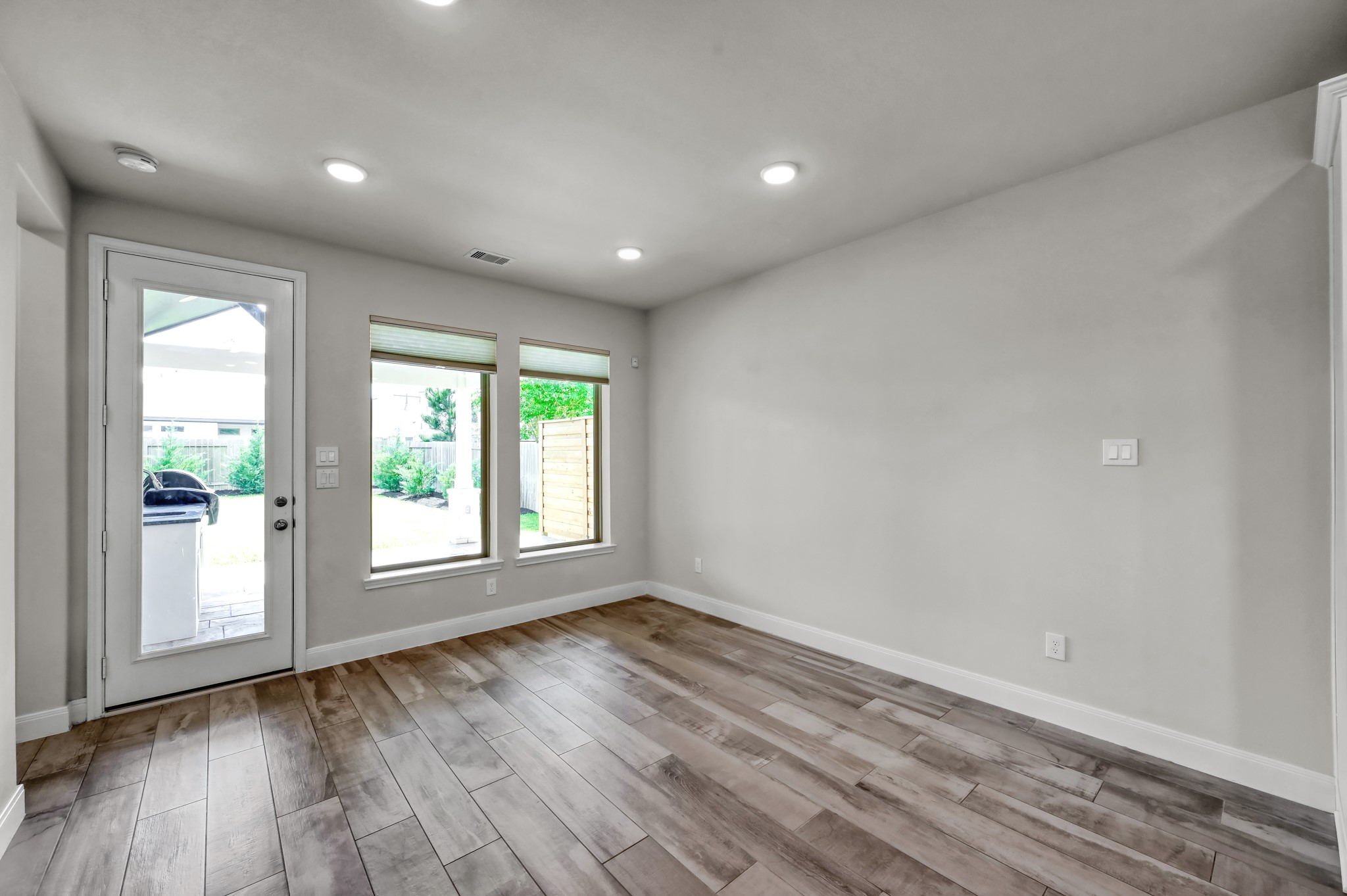 550 Chestnut Reef Court Conroe, TX 77304 - Photo 17 of 46 Bright dining area with backyard views and easy access to the covered patio.