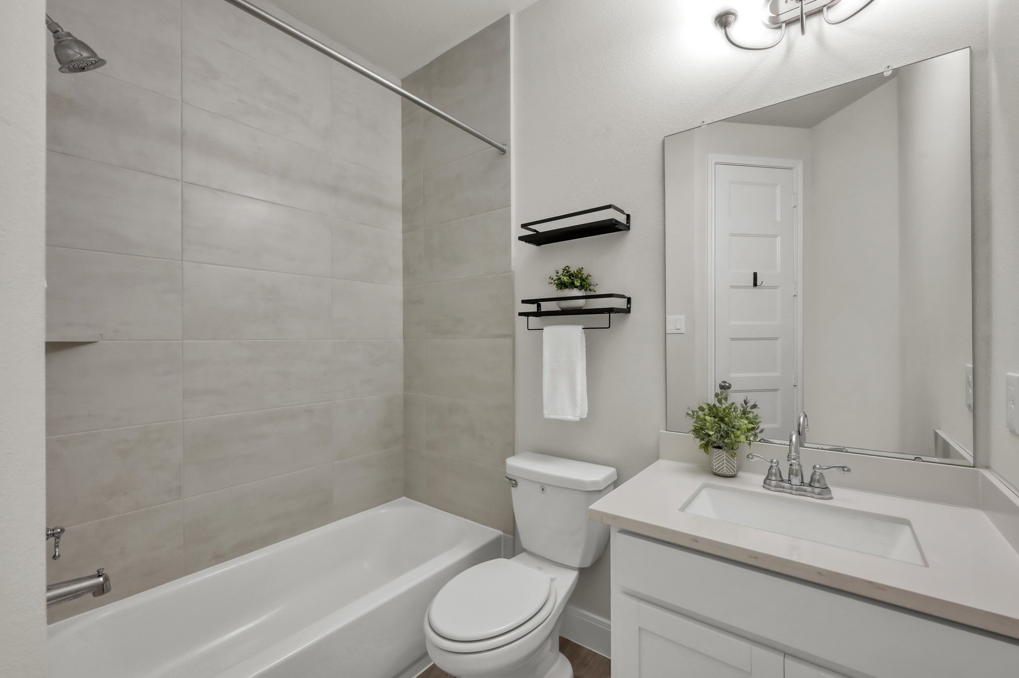550 Chestnut Reef Court Conroe, TX 77304 - Photo 23 of 46 Full secondary bath with tub/shower combo and clean, modern finishes.