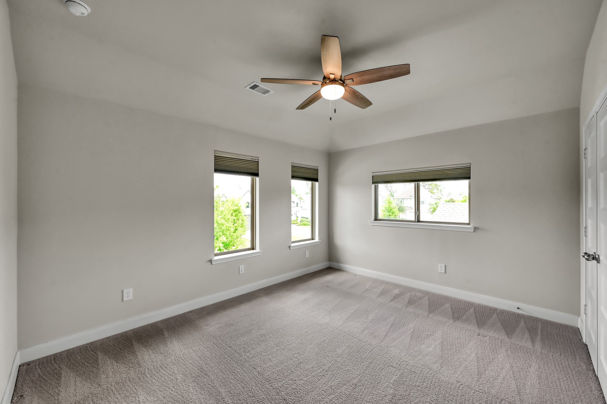 550 Chestnut Reef Court Conroe, TX 77304 - Photo 34 of 46 Spacious secondary bedroom.