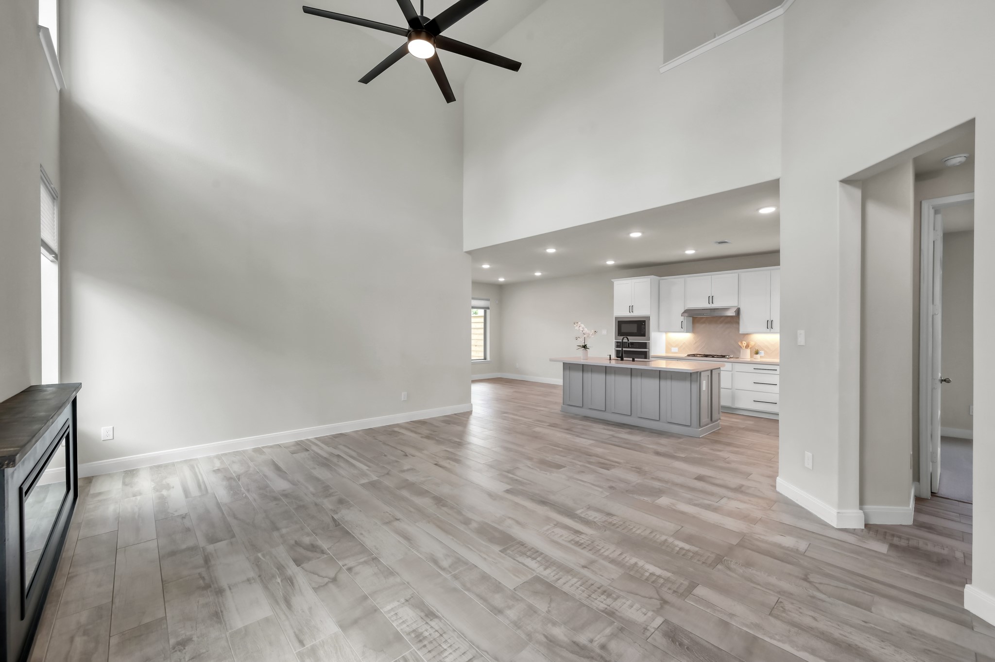 550 Chestnut Reef Court Conroe, TX 77304 - Photo 8 of 46 Spacious open-concept living area with soaring ceilings and seamless flow into the kitchen.