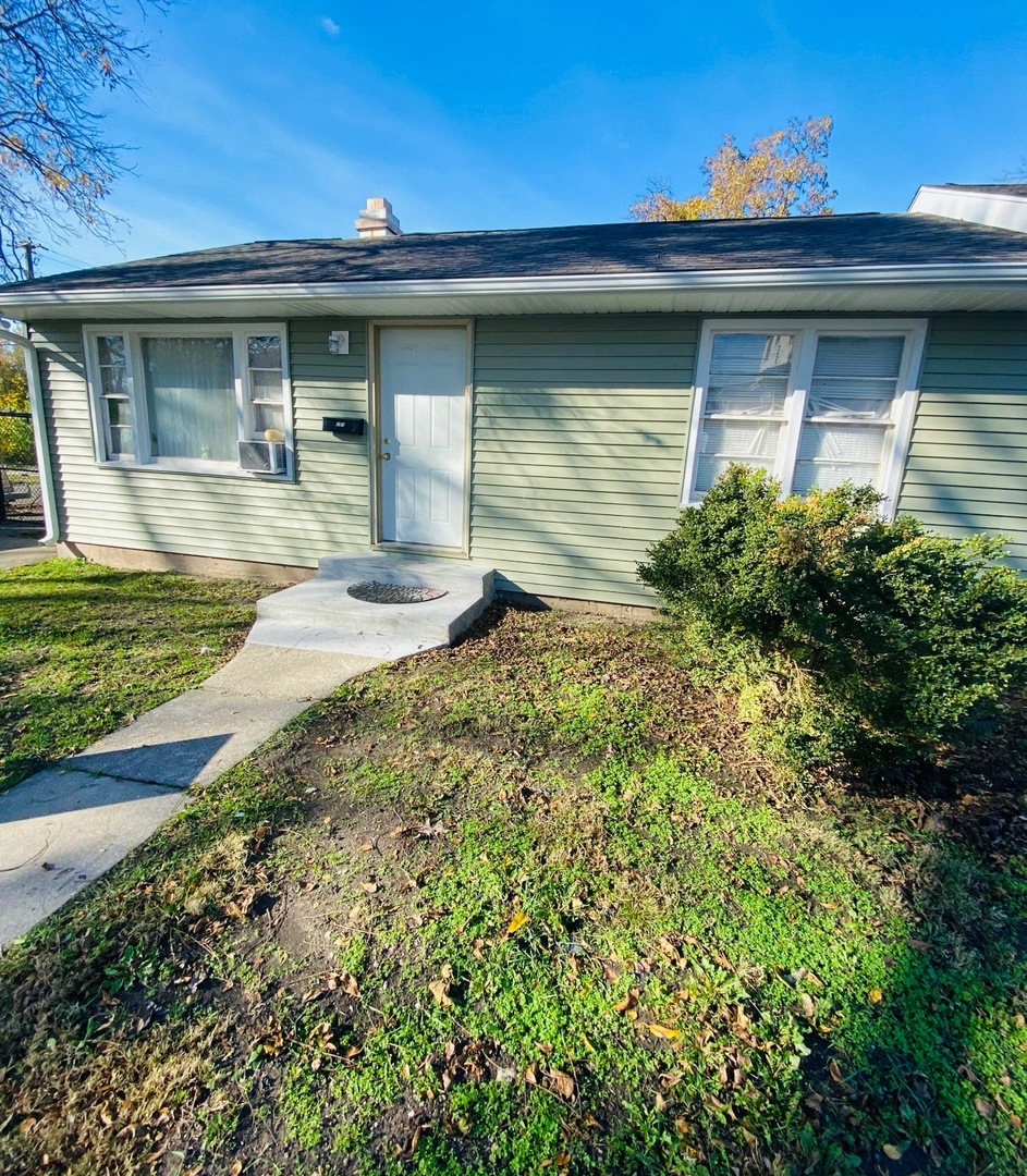 1184 East Merchant Street Kankakee, IL 60901 - Photo 1 of 1 a front view of a house with garden