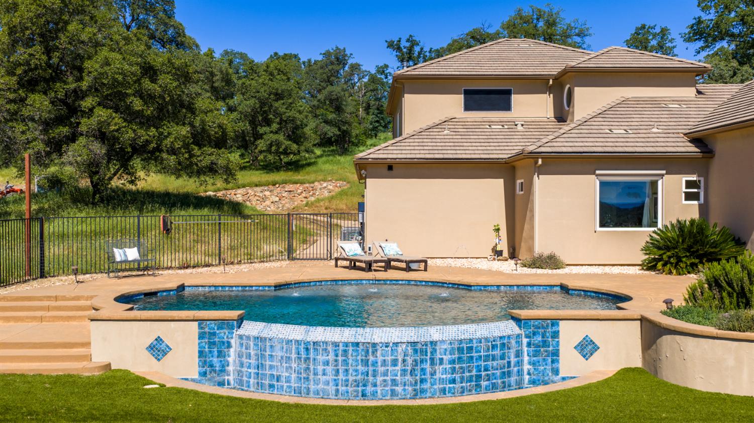 2385 Bald Hill Road Auburn, CA 95603 - Photo 33 of 63 Vanishing-edge pool with self-cleaning system