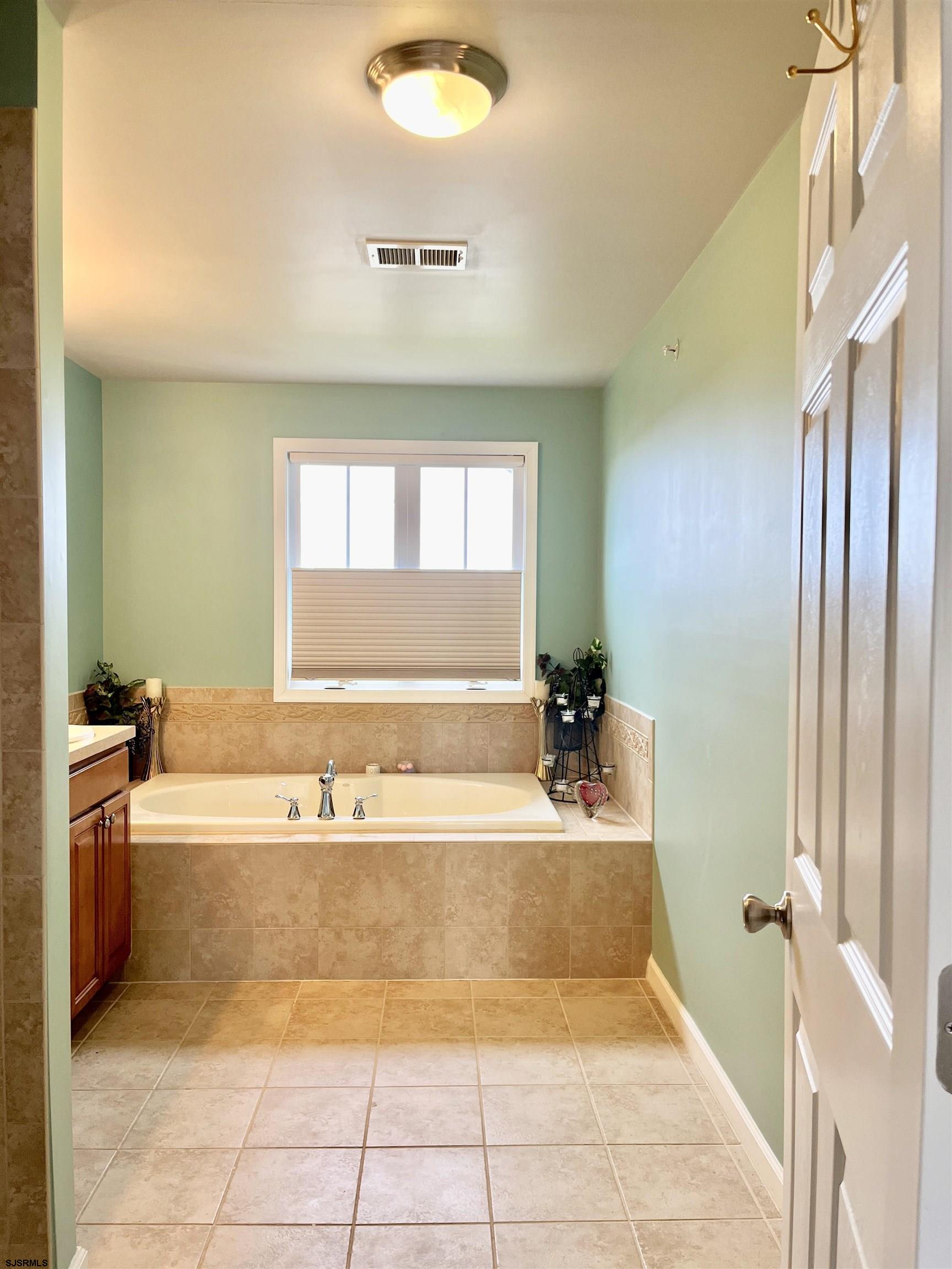 130 Dunlin Lane, Unit 16 Pleasantville, NJ 08232 - Photo 25 of 47 a spacious bathroom with a tub and shower