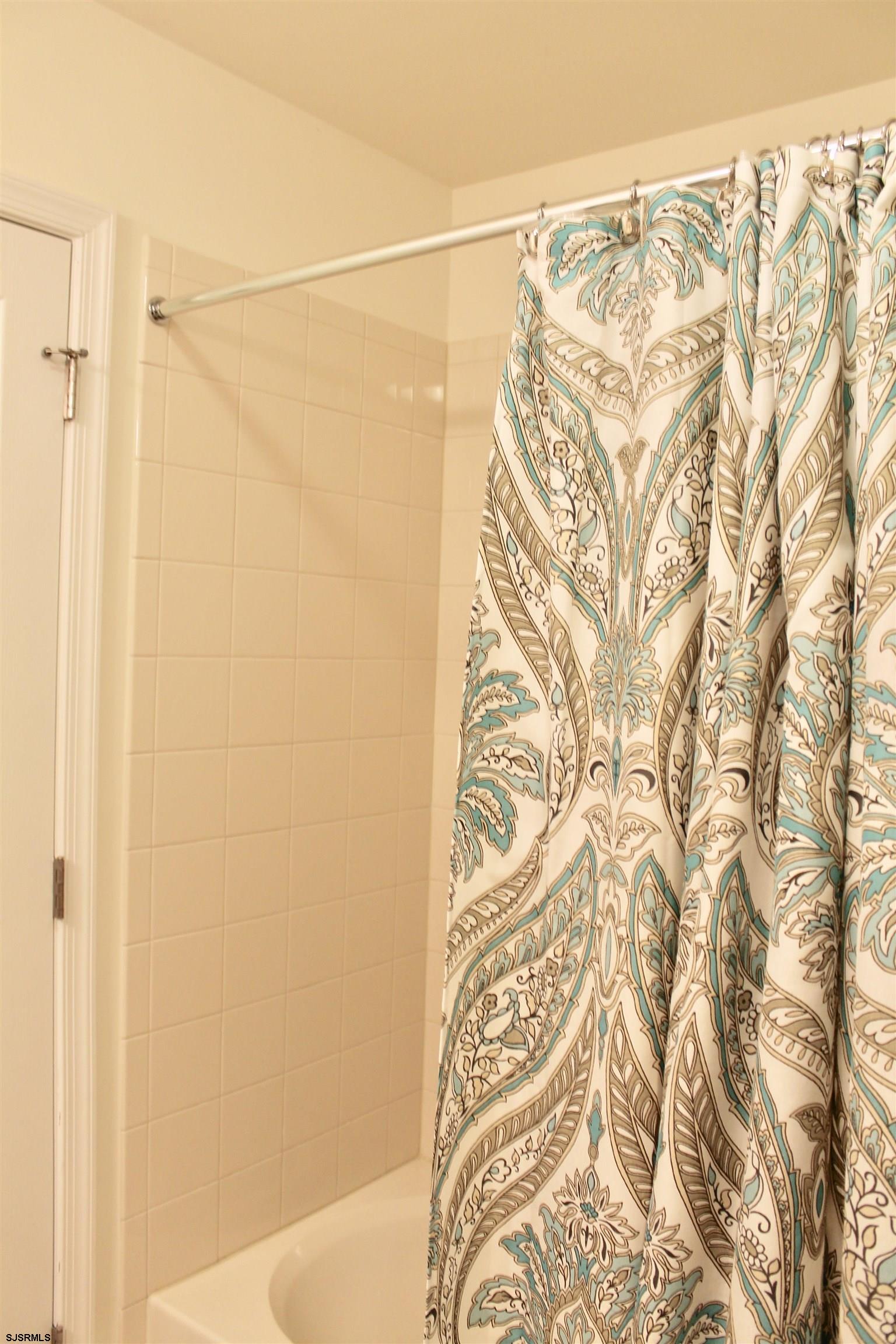 130 Dunlin Lane, Unit 16 Pleasantville, NJ 08232 - Photo 30 of 47 a bathroom with a shower curtain