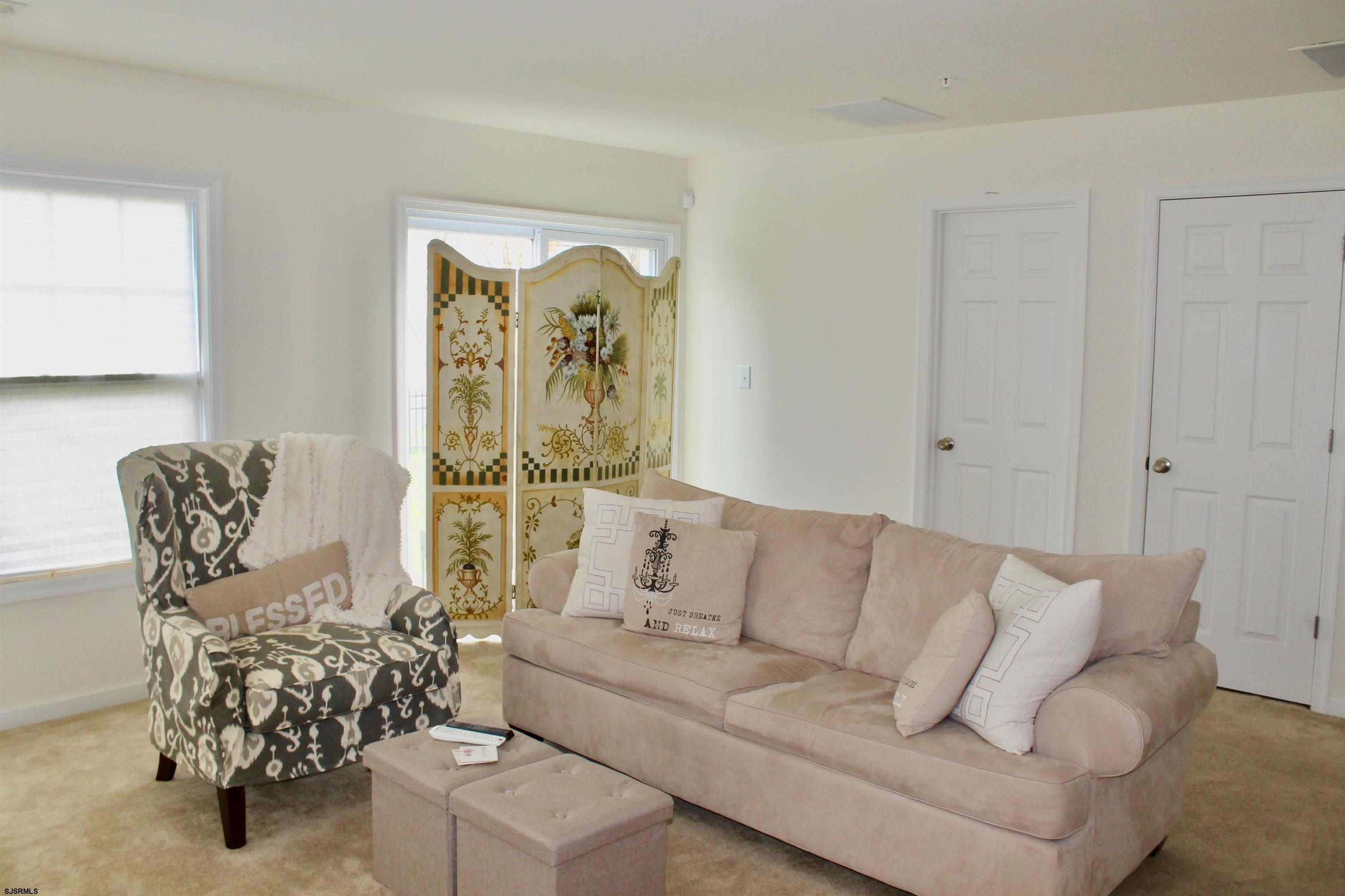 130 Dunlin Lane, Unit 16 Pleasantville, NJ 08232 - Photo 36 of 47 a living room with furniture and a potted plant