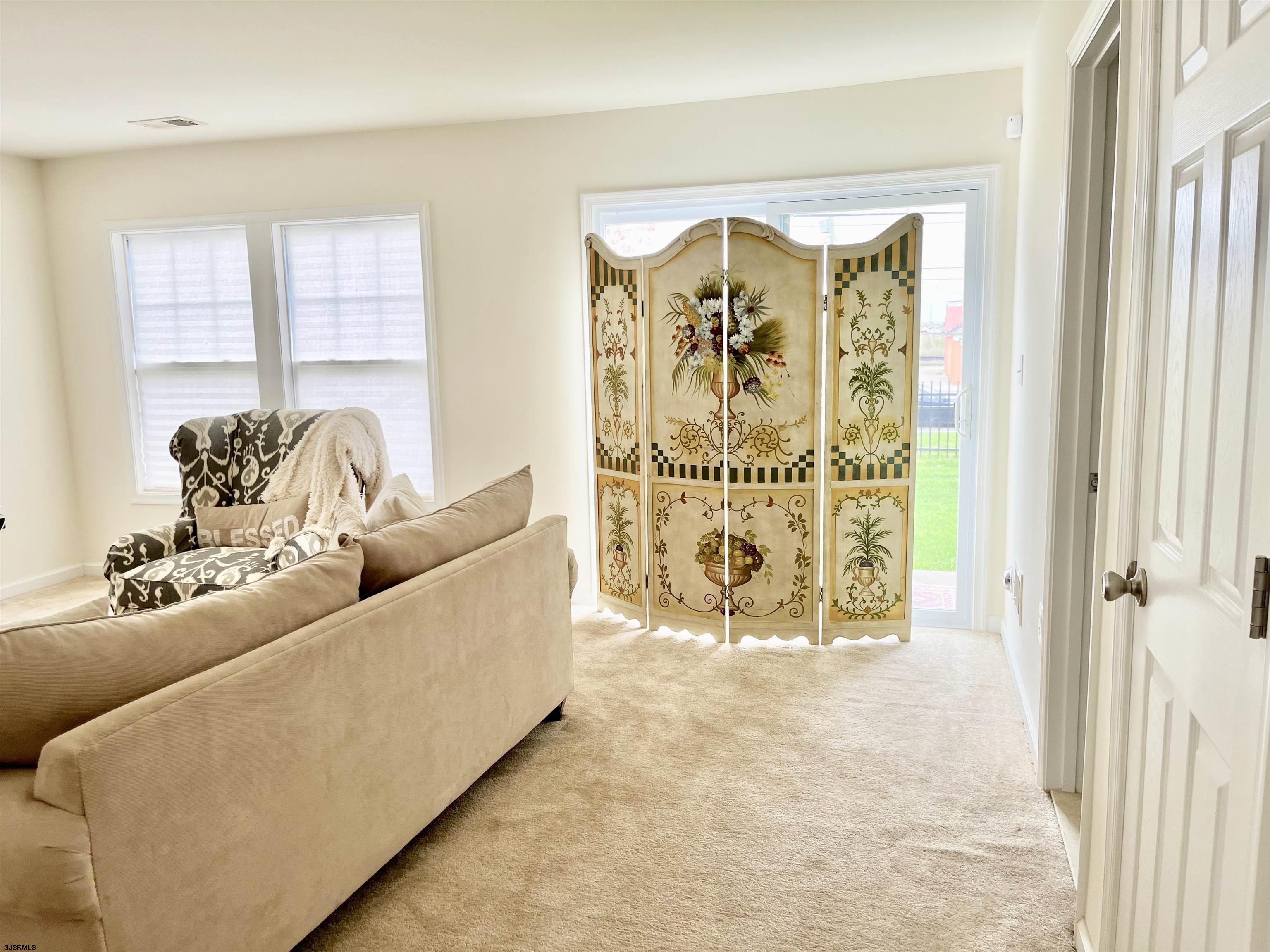 130 Dunlin Lane, Unit 16 Pleasantville, NJ 08232 - Photo 37 of 47 a living room with furniture and a window