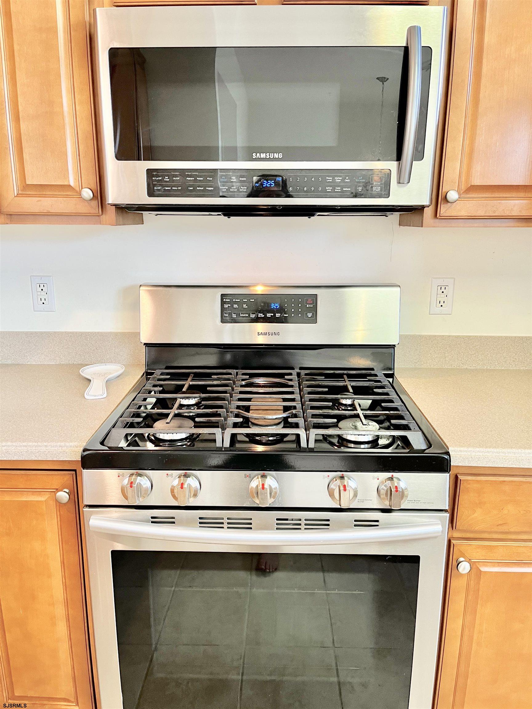 130 Dunlin Lane, Unit 16 Pleasantville, NJ 08232 - Photo 8 of 47 a stove top oven sitting inside of a kitchen