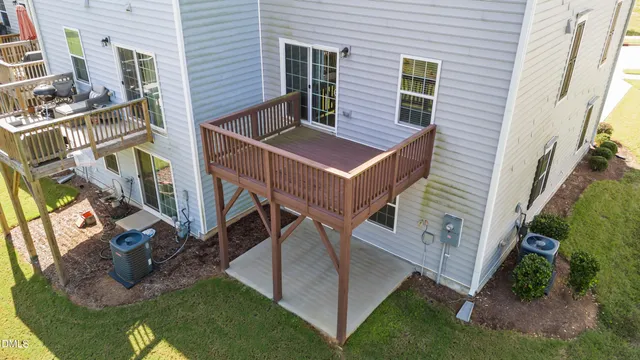 a view of a house with backyard and porch