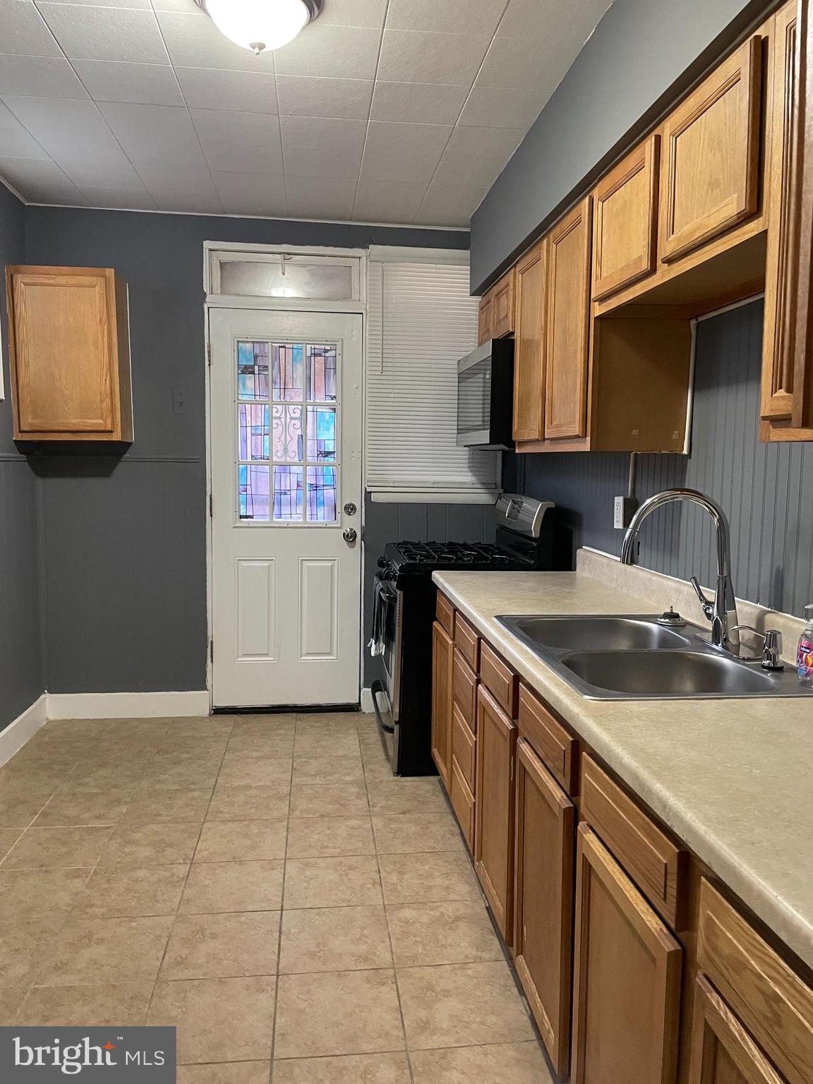 3211 Chesterfield Avenue Baltimore, MD 21213 - Photo 4 of 26 a kitchen with a sink stove and cabinets