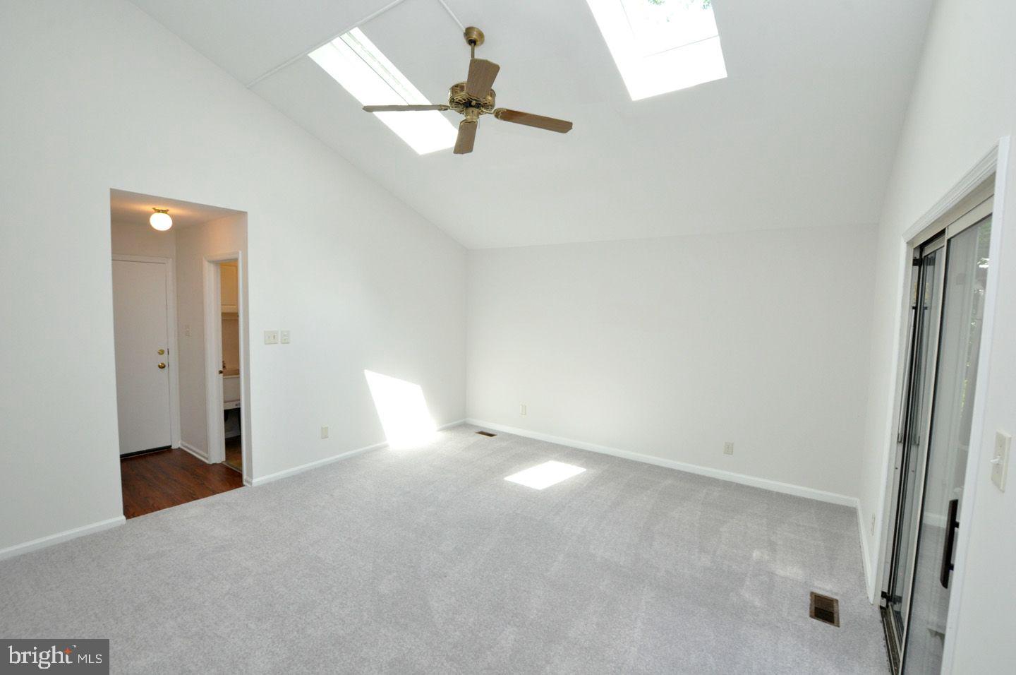 35 Norcross Road Berlin, NJ 08009 - Photo 12 of 33 Family room with cathedral ceilings and sky lights