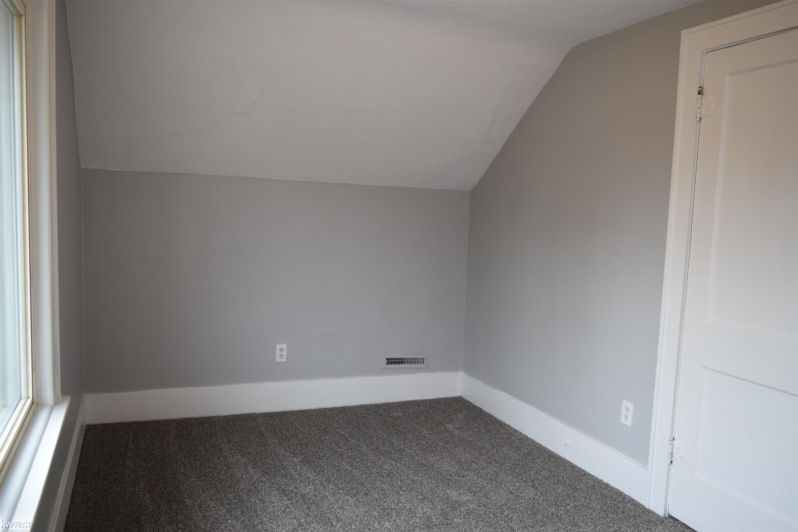 2117 Kenneth Street Burton, MI 48529 - Photo 12 of 22 50098192-11.JPG