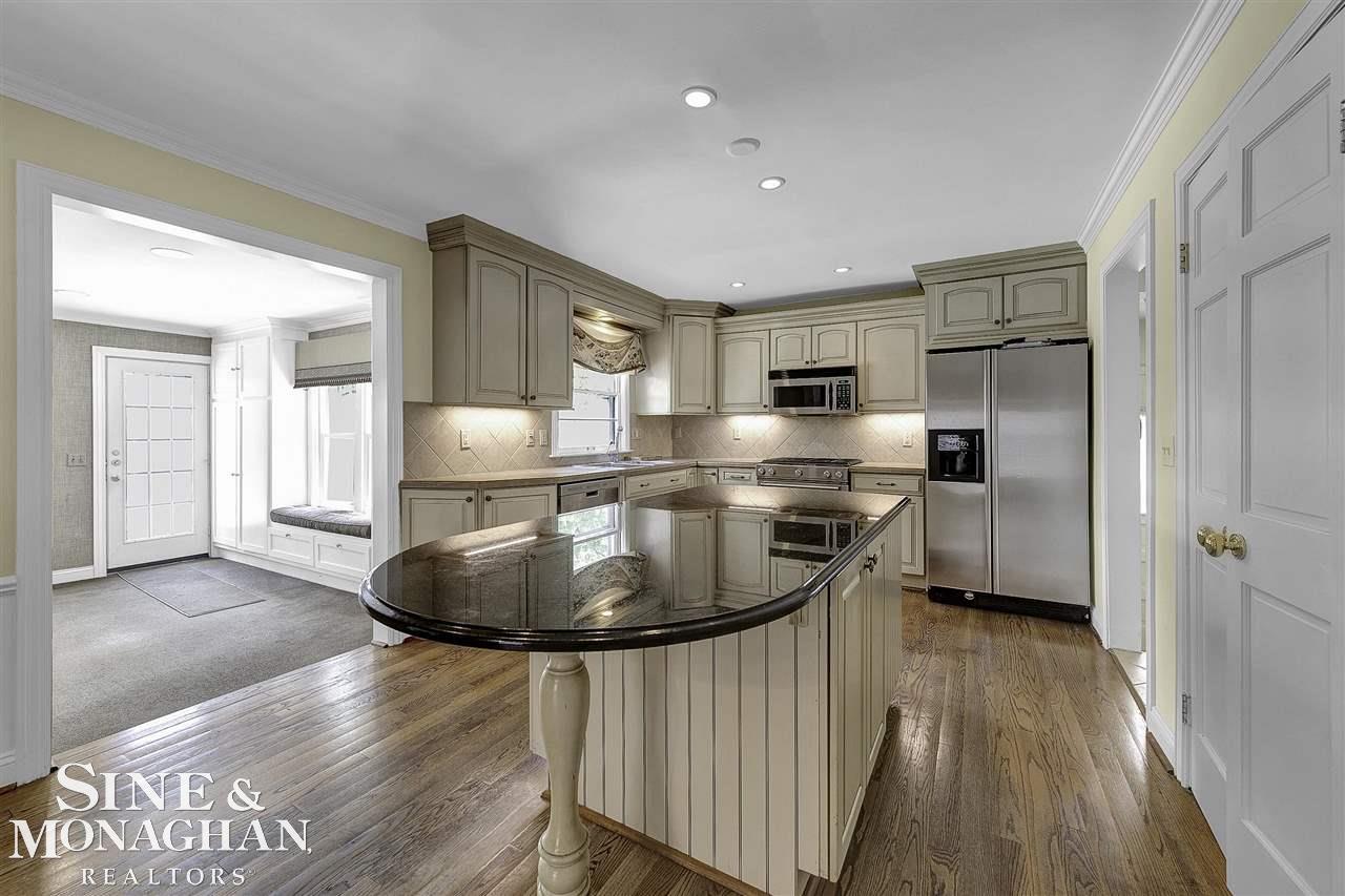 308 Kerby Road Grosse Pointe, MI 48236 - Photo 3 of 32 50081448-2.JPG