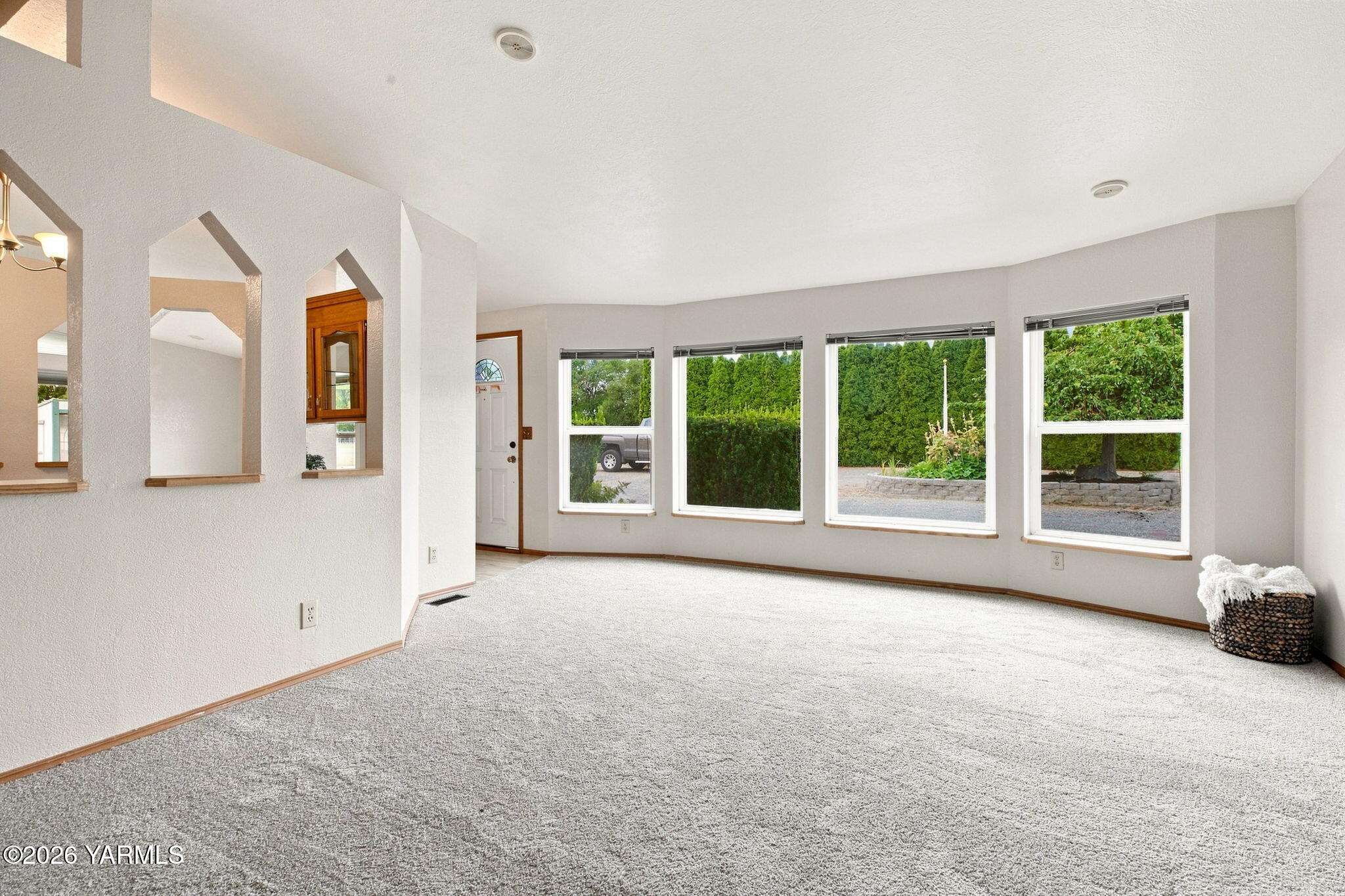 86 McGonagle Road Selah, WA 98942 - Photo 7 of 34 Living Room