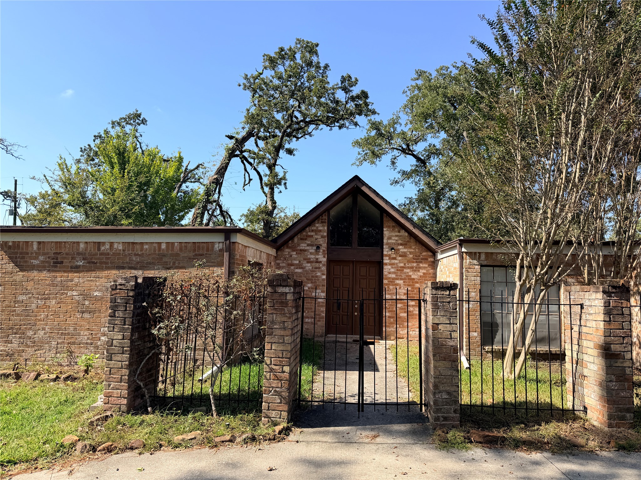 1607 Chestnut Ridge Road Houston, TX 77339 - Photo 2 of 31 a front view of a house with garden