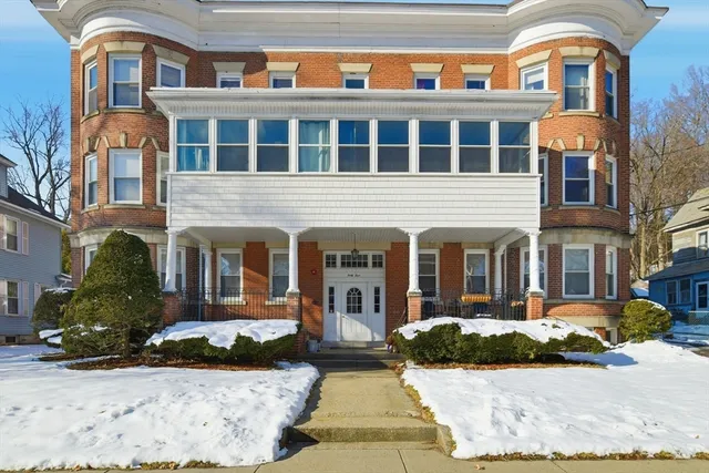 $2,100 | 44 Bardwell Street, Unit 3L, South Hadley, MA 01075