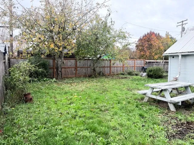 $319,000 | 1740 West Broadway, Eugene, OR 97402