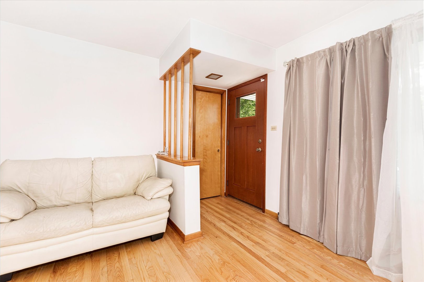 682 Spring Road Elmhurst, IL 60126 - Photo 5 of 28 a living room with furniture and wooden floor