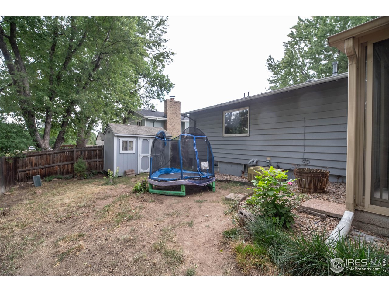 10879 West 65th Way Arvada, CO 80004 - Photo 36 of 39 a backyard of a house with table and chairs