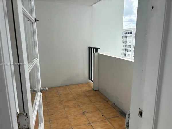 $1,950 | 2750 Northeast 183rd Street, Unit 1912, Aventura, FL 33160