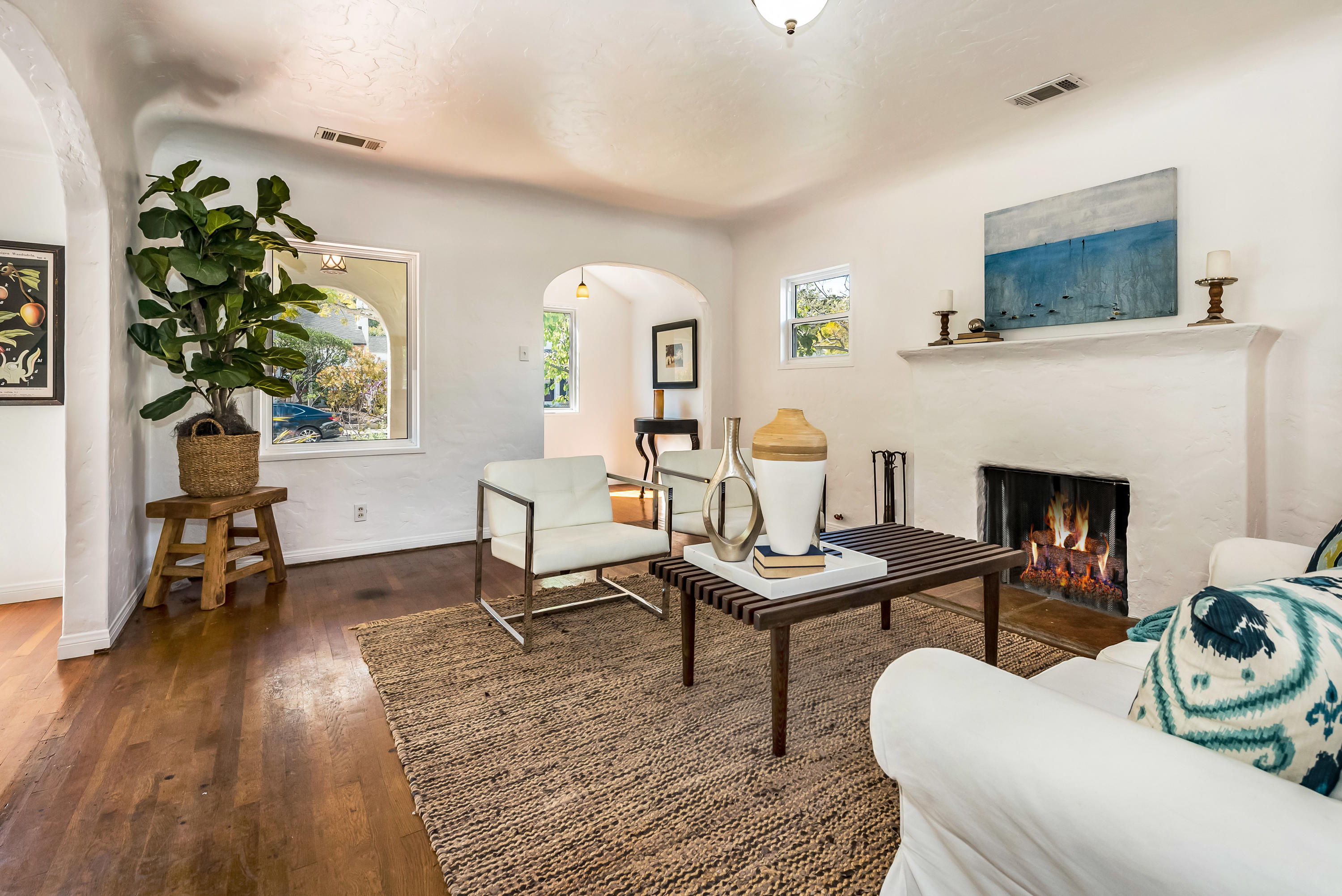 1536 Clearview Road Santa Barbara, CA 93101 - Photo 4 of 20 Living Room