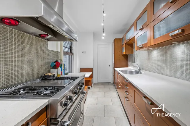 $950,000 | 146 East 49th Street, Unit 6CD | Midtown East