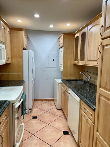 $2,450 | 9456 Southwest 77th Avenue, Unit T4, Miami, FL 33156