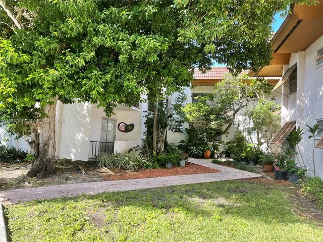 $2,450 | 9456 Southwest 77th Avenue, Unit T4, Miami, FL 33156