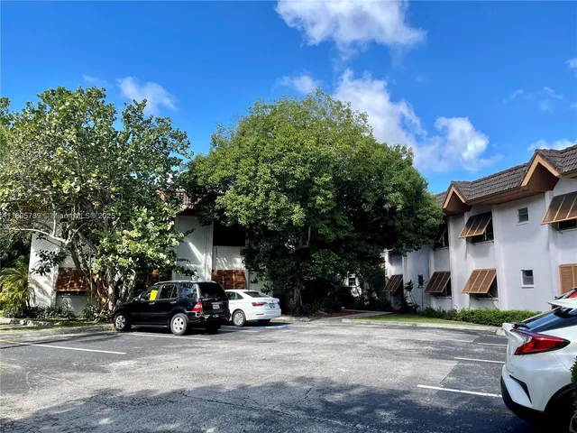 $2,450 | 9456 Southwest 77th Avenue, Unit T4, Miami, FL 33156