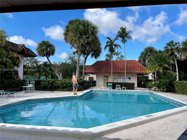 $2,450 | 9456 Southwest 77th Avenue, Unit T4, Miami, FL 33156