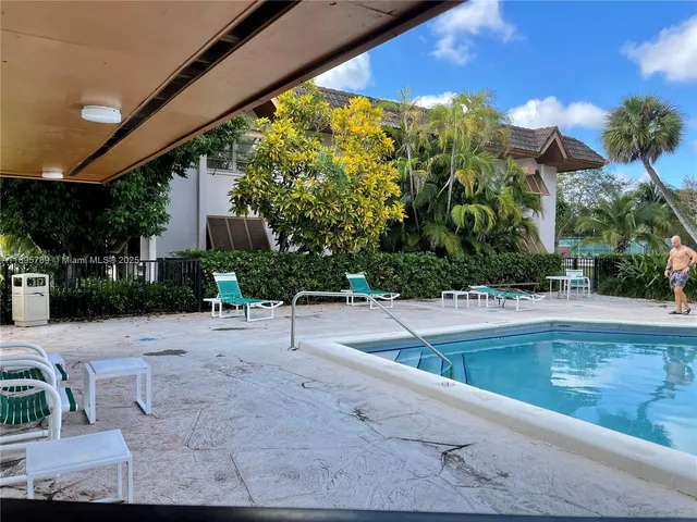 $2,450 | 9456 Southwest 77th Avenue, Unit T4, Miami, FL 33156