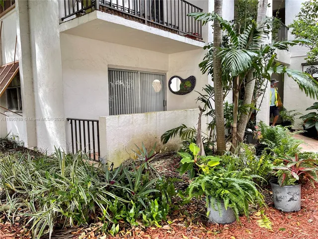 $2,450 | 9456 Southwest 77th Avenue, Unit T4, Miami, FL 33156