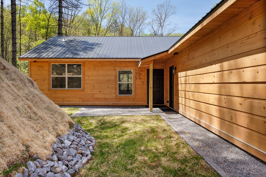 342 Hunter Ridge Murphy, NC 28906 - Photo 33 of 81 Private entrance around back