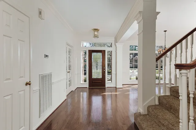 a view of entryway with livingroom