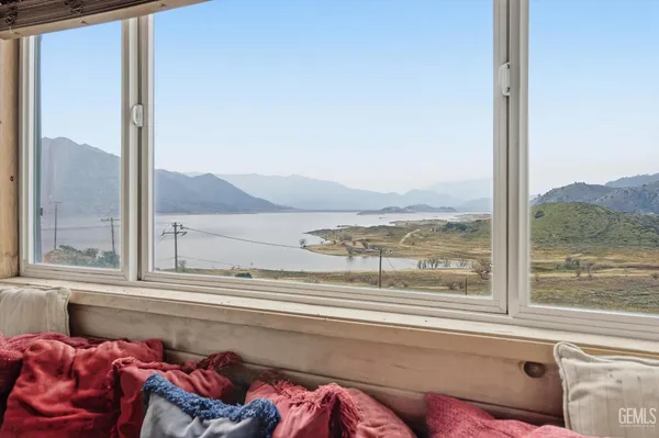 a view of a big room with closet and windows