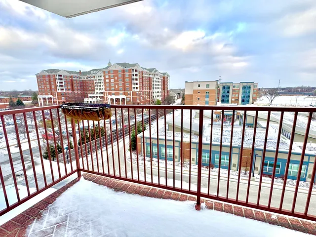 $189,900 | 141 North La Grange Road, Unit 504, La Grange, IL 60525