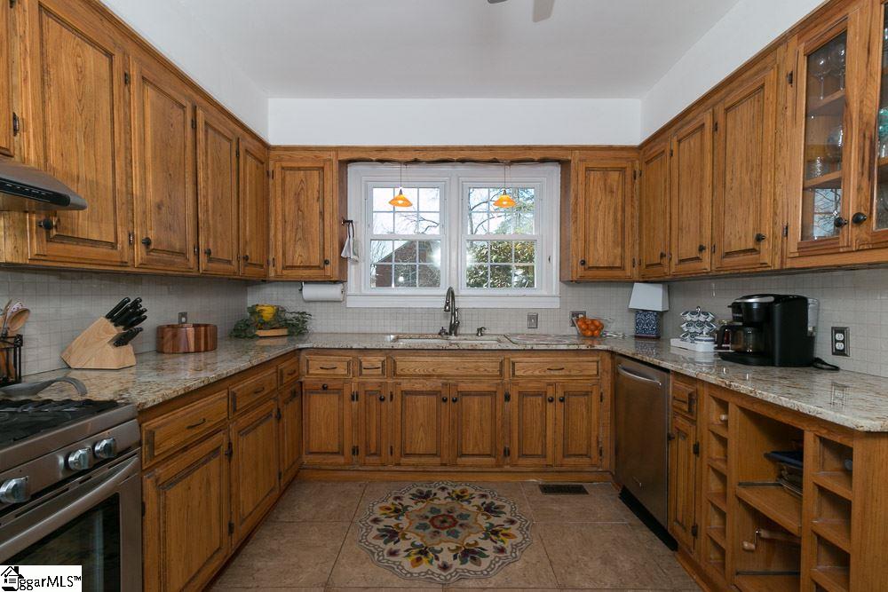 202 West Maple Street Clinton, SC 29325 - Photo 5 of 36 Gallery Image 5
